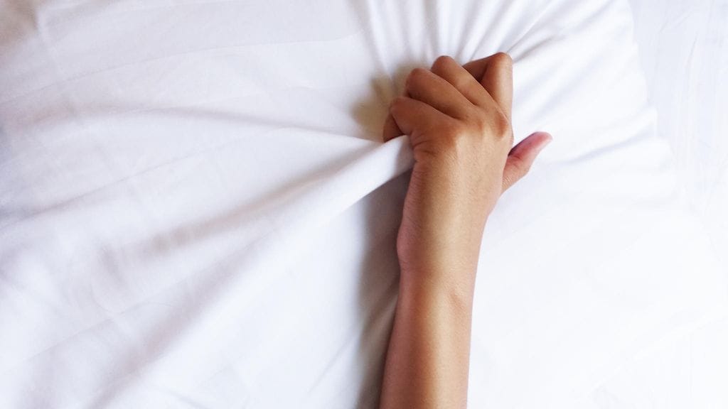 Kannabis voi auttaa naista rentoutumaan, mikä helpottaa orgasmin saamista. Kuvituskuva.