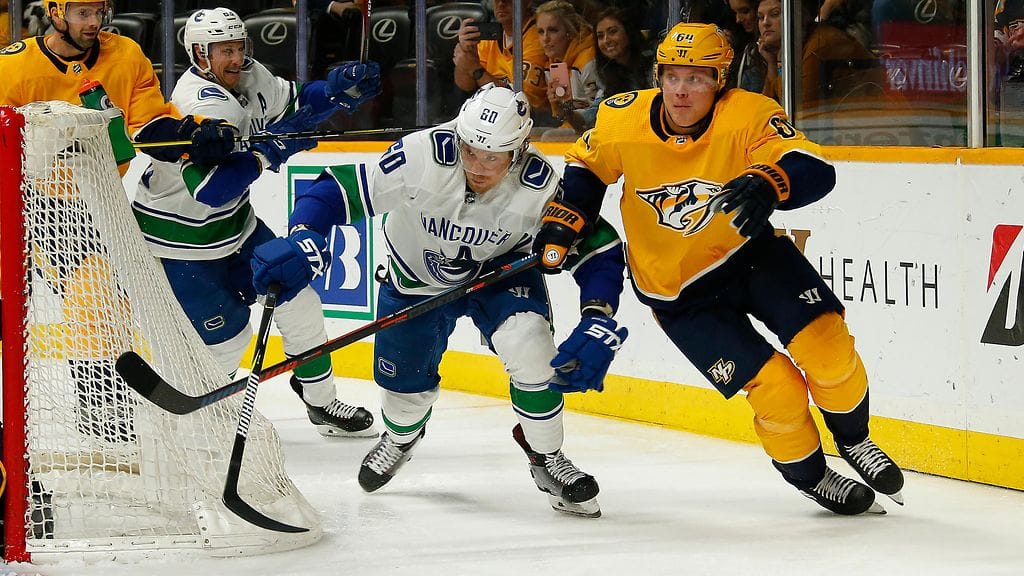 Mikael Granlund (oik.) ja Markus Granlund väänsivät vastakkain Nashville Predatorsin ja Vancouver Canucksin kohtaamisessa.