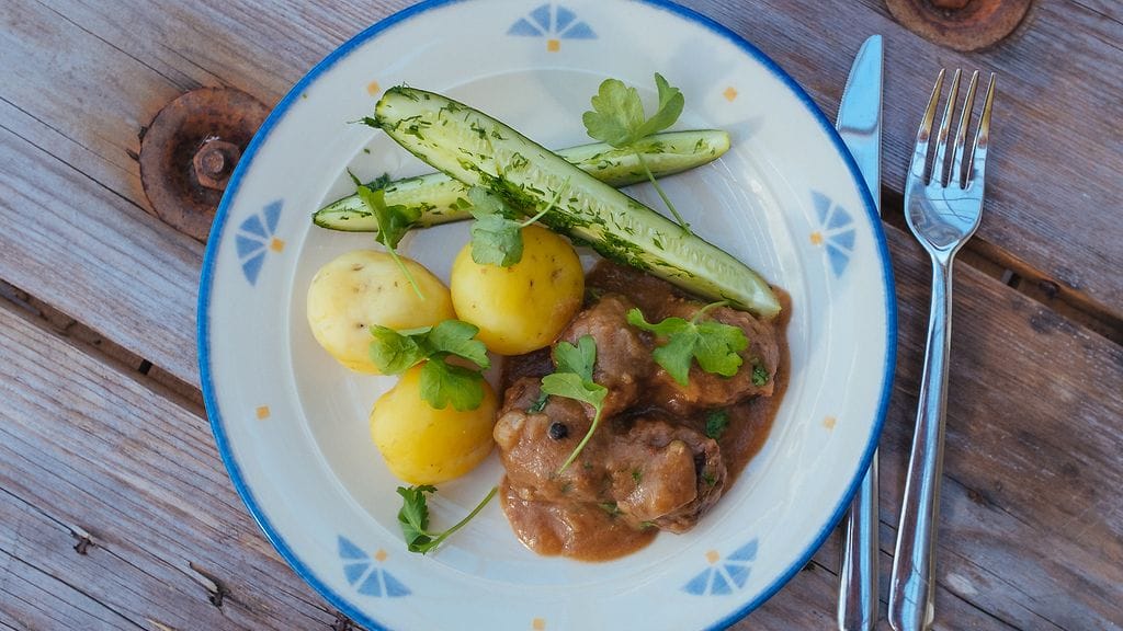 Perunaa, lihapullakastiketta, mummonkurkuja.