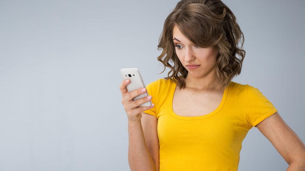 Laurenin uskottavuus työmarkkinoilla oli saada hilpeän kolauksen, kun hänen nuori tyttärensä viljeli kakkahuumoria naisen puhelimella. Kuvituskuva.