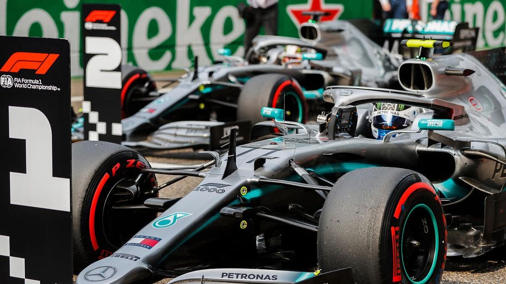 Valtteri Bottas lähtee Kiinan kisaan ykkösruudusta Lewis Hamiltonin edeltä.