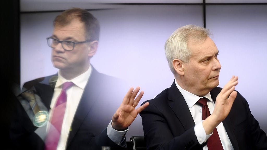 SDP:n puheenjohtaja Antti Rinne (oik.) ja Keskustan puheenjohtaja Juha Sipilän heijastuma kaiteen lasissa Helsingin Sanomien järjestämässä vaalitentissä 9. huhtikuuta.