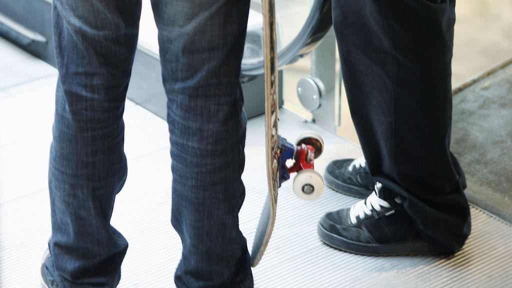 Skeittilauta voi olla käytössä nykyään myös koulun liikuntatunneilla. Kuvituskuvassa nuoria Kampin keskuksessa Helsingissä.