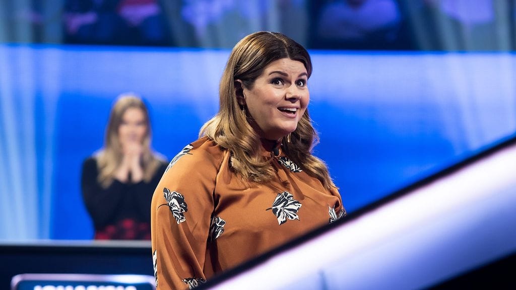 Maarit Poussa vitsailee Jahti-ohjelmassa.