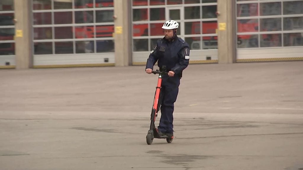 Vanhempi konstaapeli Jani Markkanen pääsi nopeasti jyvälle, miten sähköpotkulauta toimii.