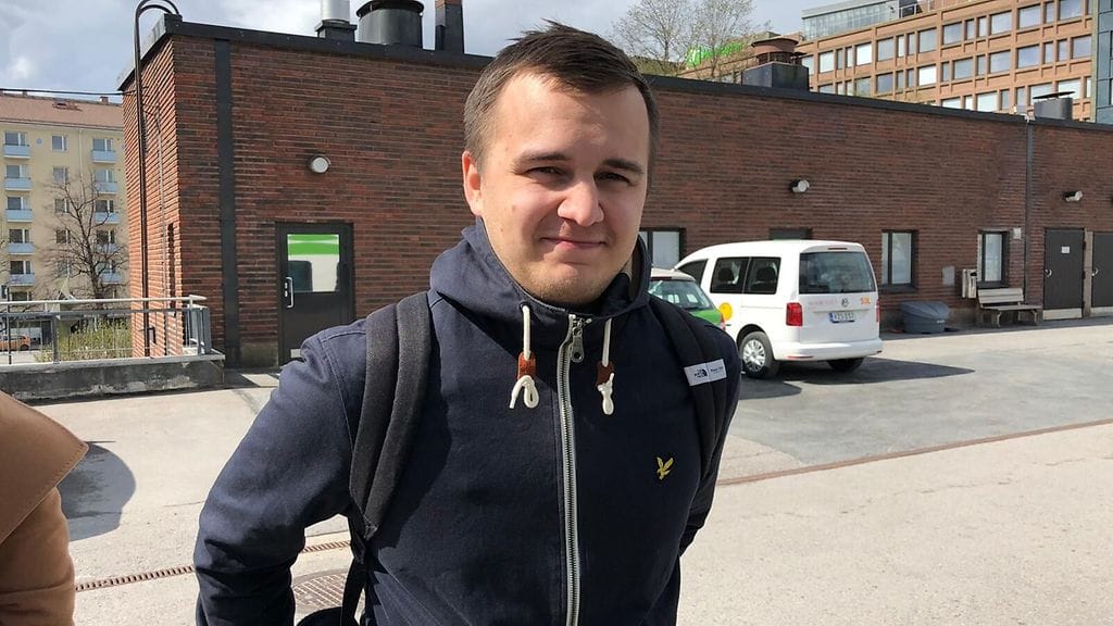 Ville Oksanen päätti tempaista junassa ja kajautti junakuulutuksessa kauniin runon, jonka hän aikoo esittää häissään tulevalle Heidi-vaimolleen toukokuun lopulla.