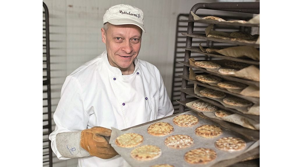 Heikki Penttilä ja Aitoo perunarieskoja.