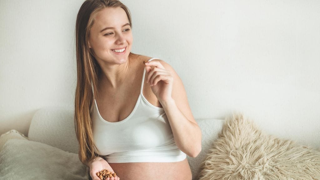 Alkuraskauden aikana kannattaa syödä pähkinöitä.