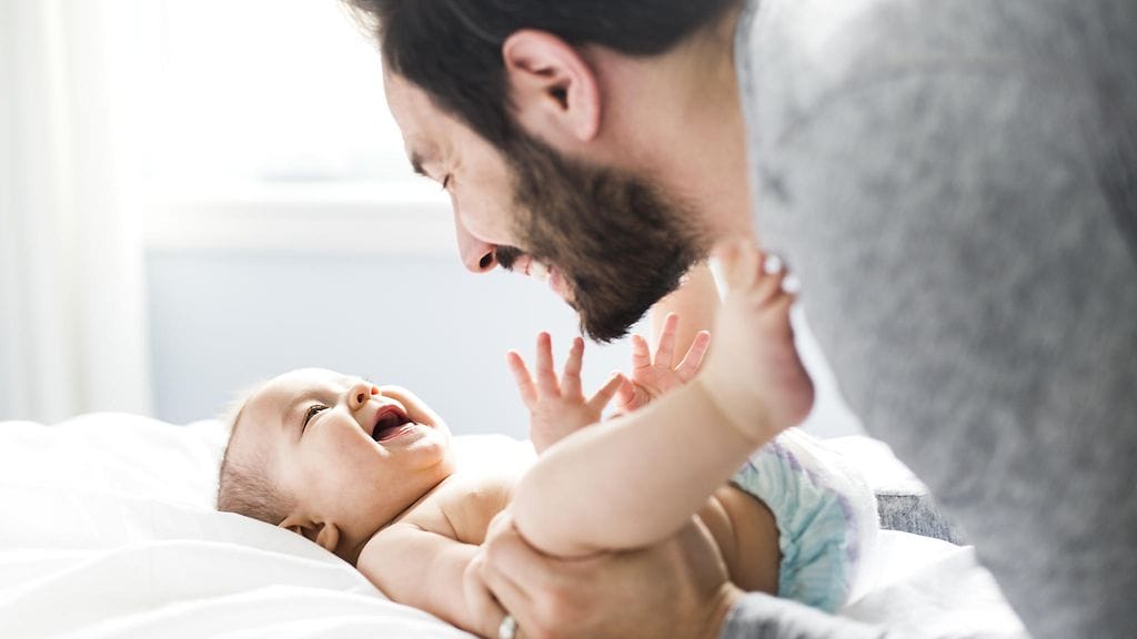 Isyysvapaalla olleiden espanjalaismiesten halu saada lisää lapsia pienentyi. Kuvituskuva.