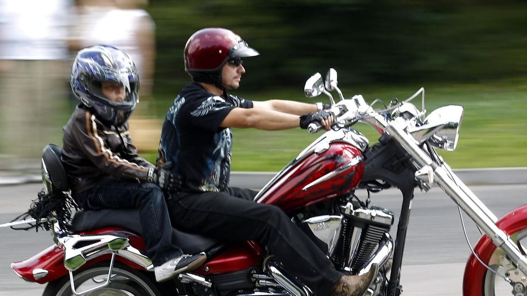 Lasta saa kuljettaa moottoripyörällä ainoastaan, jos lapsen paikallaan pysyminen voidaan luotettavasti varmistaa.