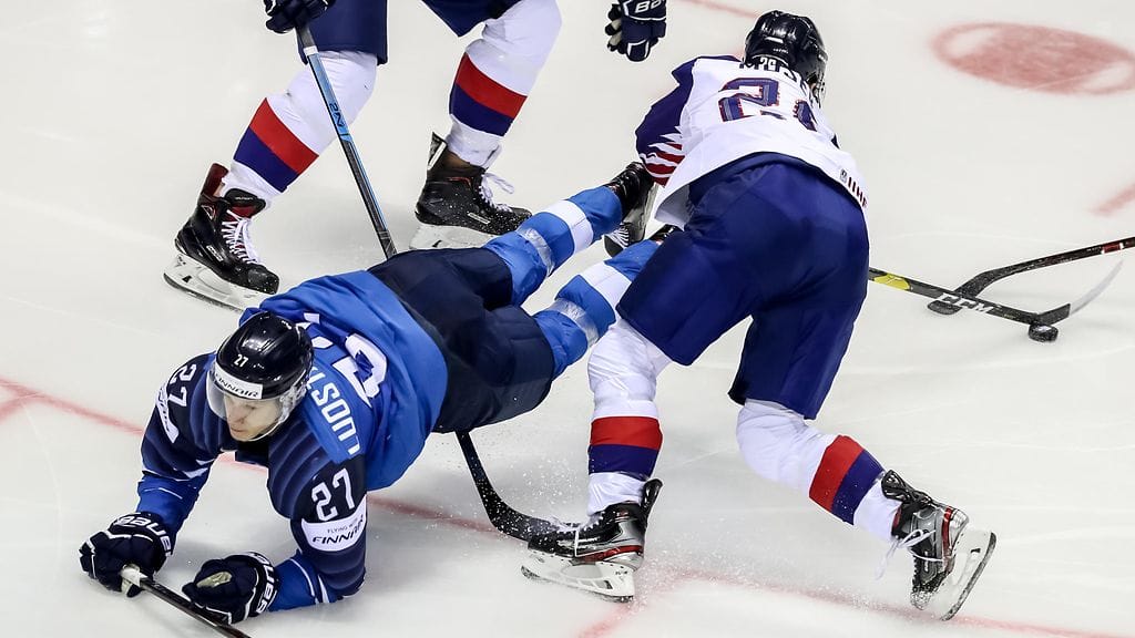 Eetu Luostarinen loukkaantui ikävän näköisesti perjantaina MM-kisoissa Iso-Britanniaa vastaan.