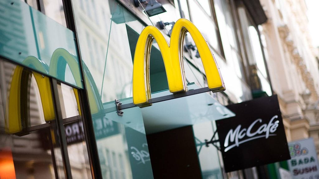 McDonald'sin suomalaisravintolan entinen työntekijä kertoo, että asiakkaille tarjoiltiin pitkään seissyttä ruokaa. Ongelmat johtuivat kiireestä. Kuvituskuva.