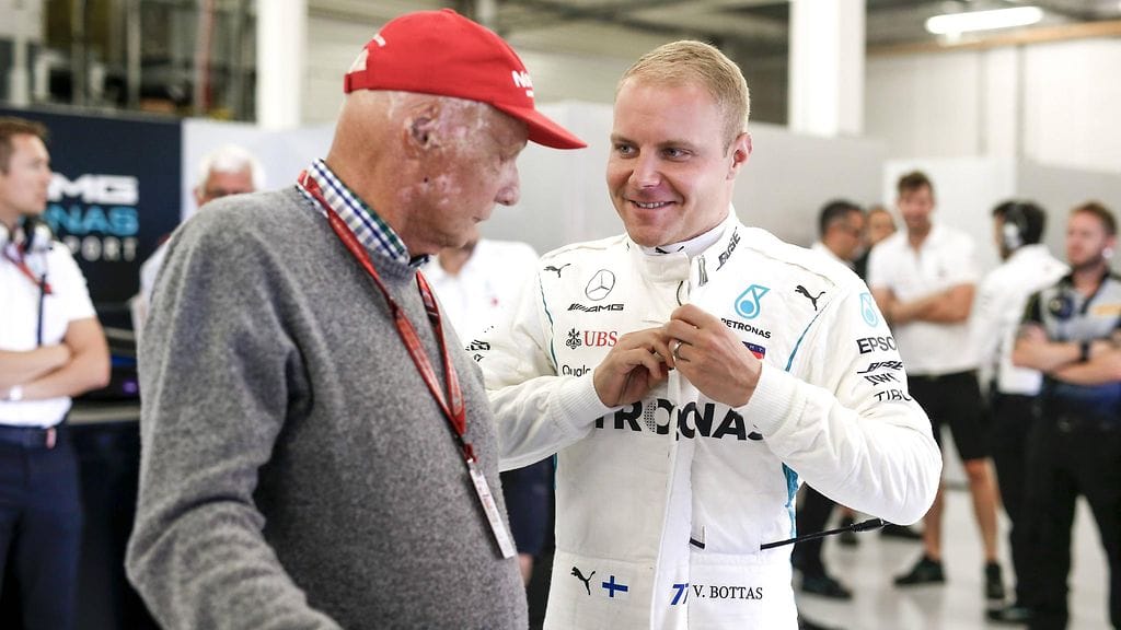 Niki Lauda ja Valtteri Bottas keskustelivat usein Mercedeksen varikolla.