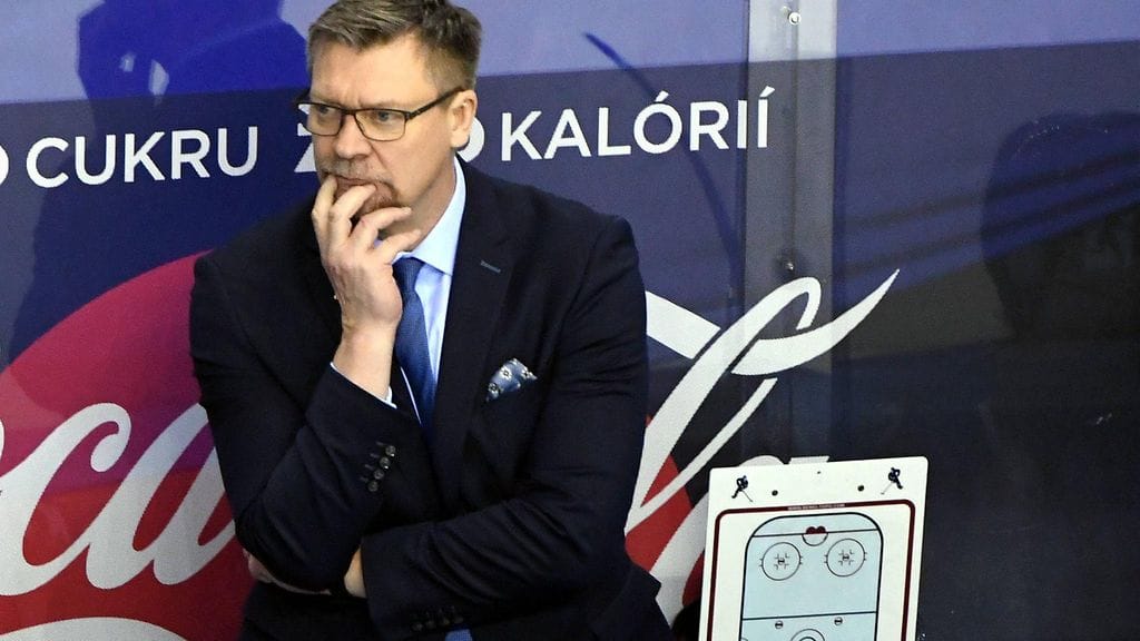 Leijonien päävalmentajalla Jukka Jalosella on paljon mietittävää ennen Ruotsi-ottelua.