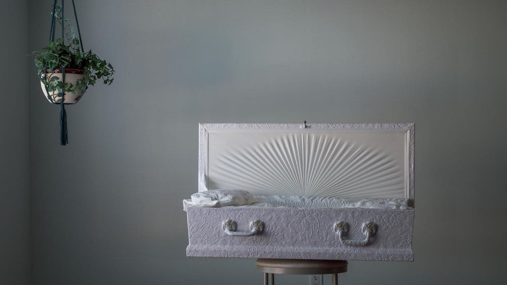 Amerikkalainen Ashley menetti tyttärensä yllättäen, kun tämä putosi kanaaliin ja hukkui. Kuvituskuva.