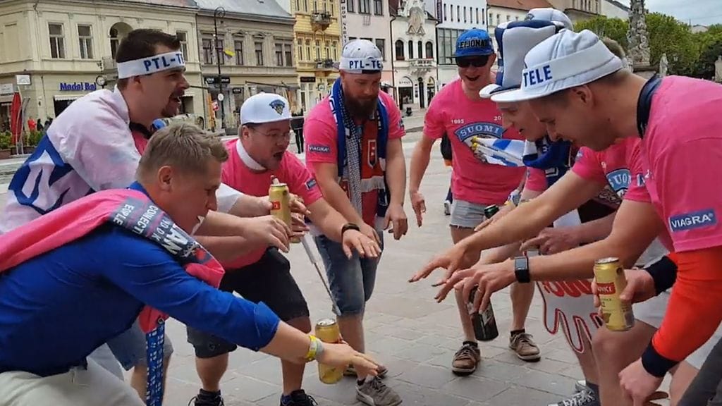 Leijonat-fanien tunnelma kohoaa Kosicessa ennen huippujännittävää puolivälierää.