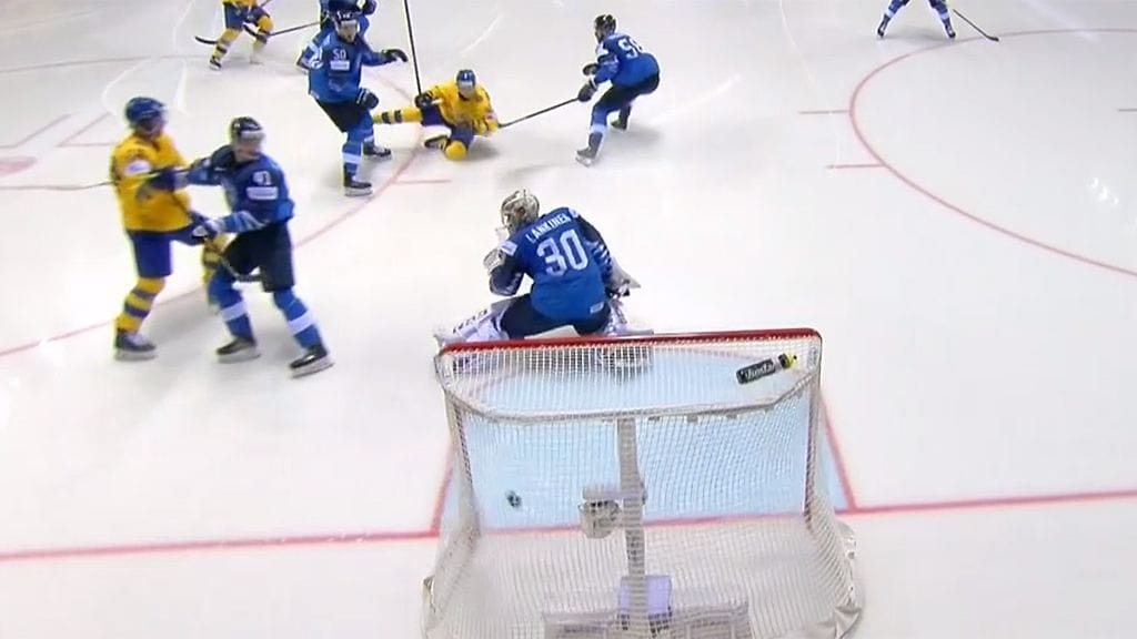 Elias Pettersson iski Ruotsin 3-1-maalin.