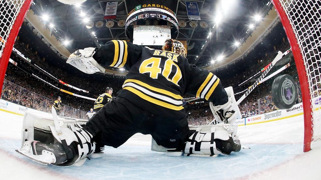 Tuukka Rask antautui kotijäällä kahdesti. Boston avasi NHL-finaalit 4-2-voitolla St. Louisista.
