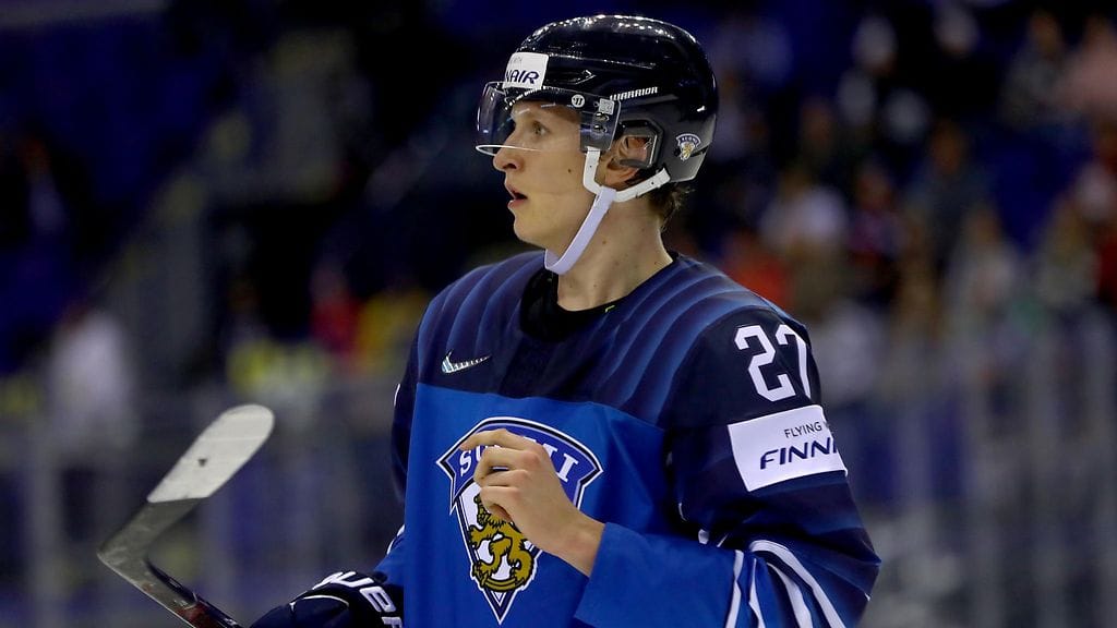 Eetu Luostarinen löi nimet paperiin Carolina Hurricanesin kanssa.