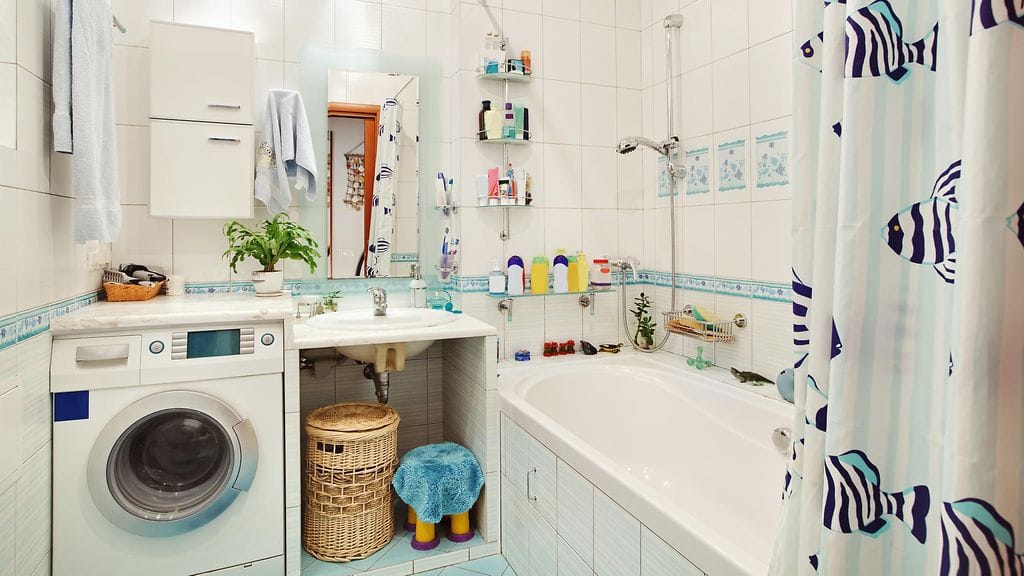 Suomalaisille pesukone on tuttu näky kylpyhuoneessa, mutta esimerkiksi Briteissä pesukoneen löytää yleensä keittiöstä. Kuvituskuva.