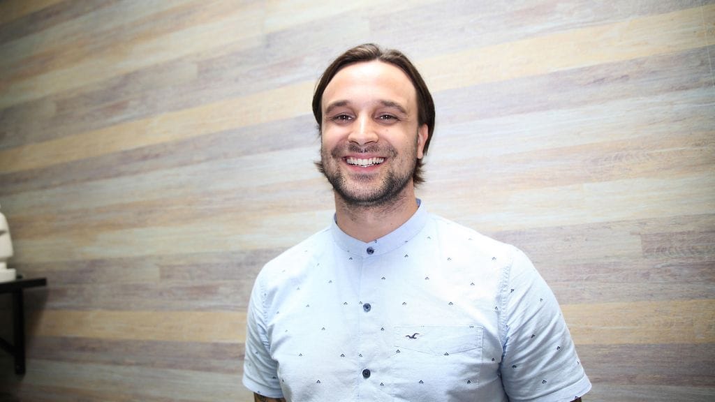 Mikko Parikka rakentaa vaimonsa kanssa taloa.