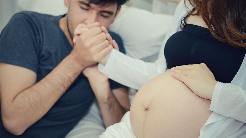 Tutkimuksien mukaan kosketus lievittää kipua – myös synnytyksen aikana.