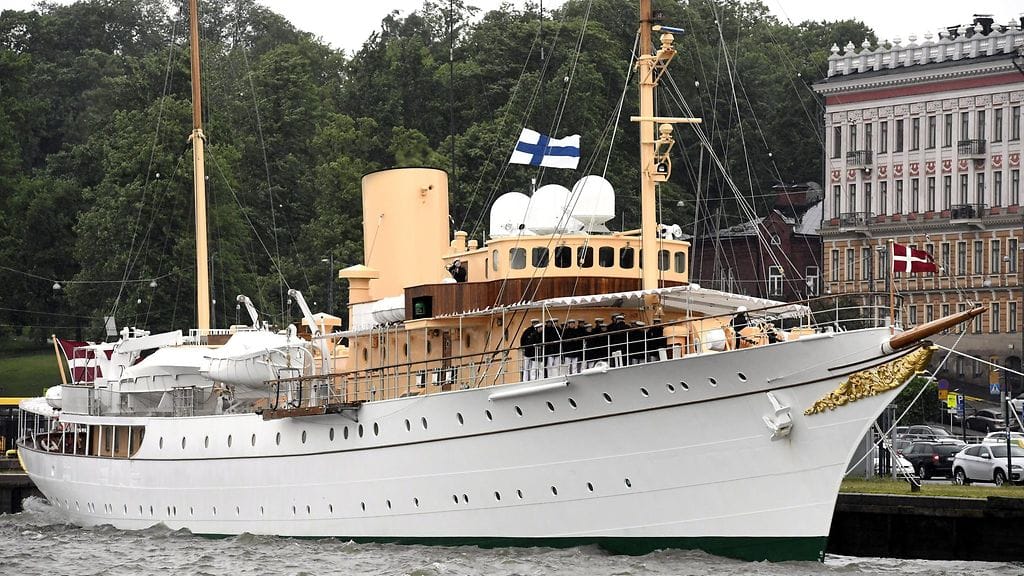 Kuningattaren alus, liki 80-metrinen KDM Dannebrog, ankkuroitui Eteläsatamaan.
