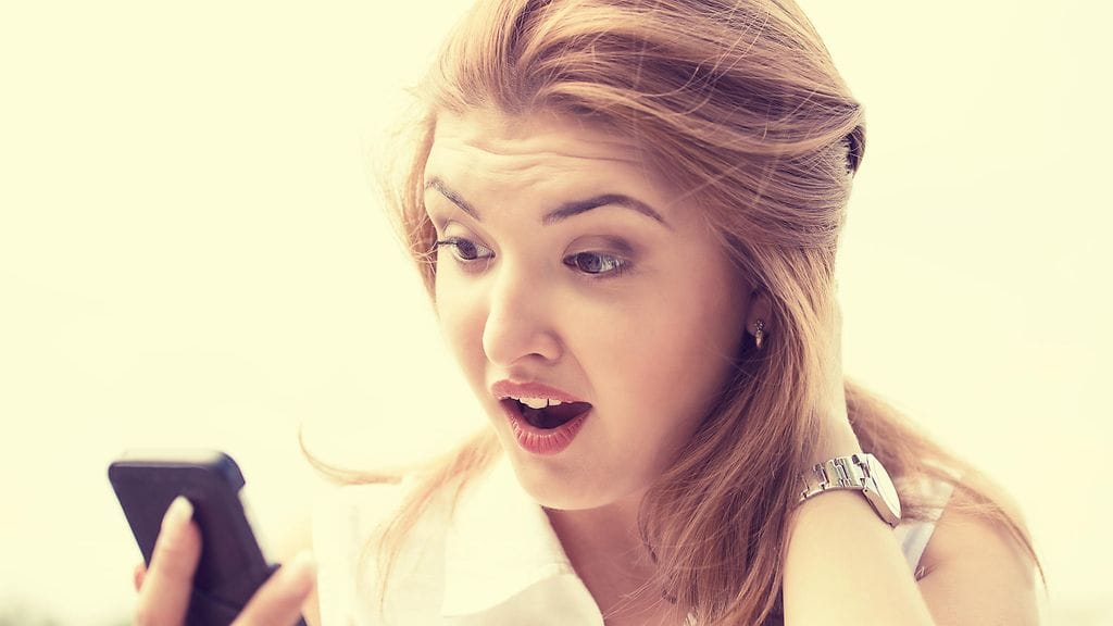 Naisen hämmentynyt reaktio rivoon viestiin sai Tinder-matchin raivon partaalle. Kuvituskuva.