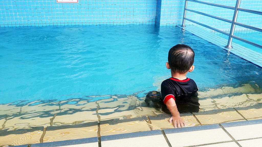 Kailey itse seisoi alle metrin päässä Weston-pojastaan, kun vesi vei tämän hengen. Lapsi seisoi portaalla ja Kailey seisoi hänen vieressään. Kuvituskuva.