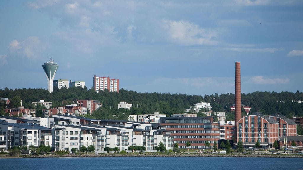 Poliisi tutkii Lahden keskustassa tapahtunutta tapon yritystä. Kuvituskuva Lahdesta.