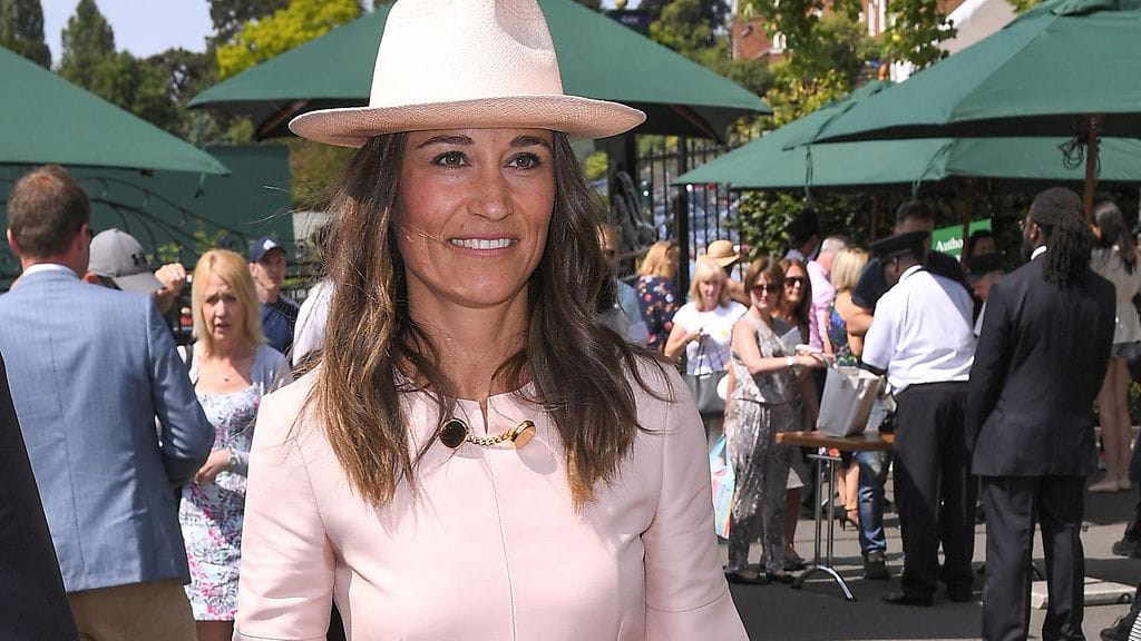 Pippa Middleton vaaleanpunaisessa asussaan Wimbledonissa heinäkuussa 2019.