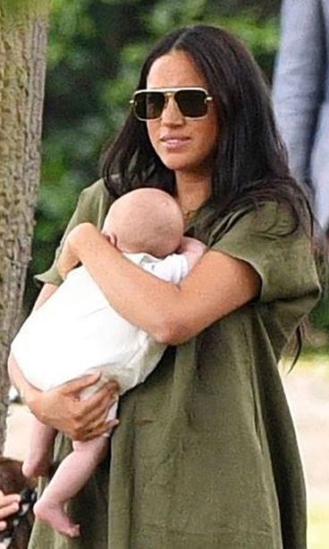 Herttuatar Meghan ja Archie poolo-ottelussa heinäkuussa 2019