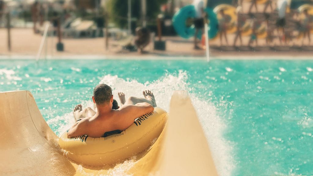 Mikäli lirautat uima-altaaseen, teet kloorille hallaa.
Kuvituskuva.