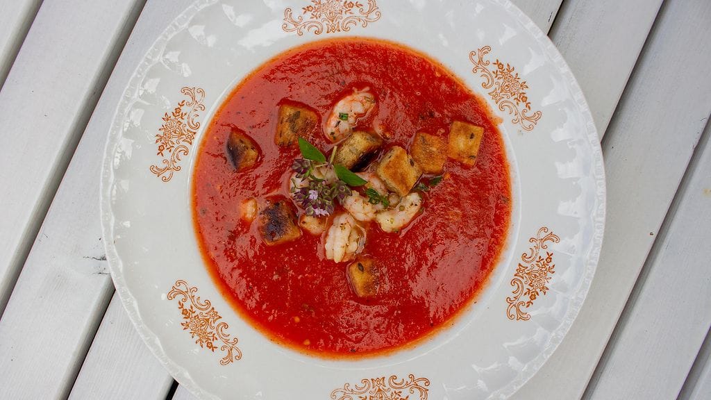 Tuoretomaattikeitto katkaravuilla.