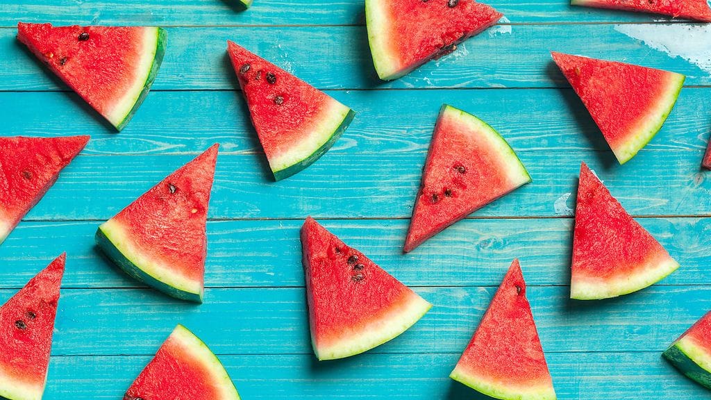Vesimelonin leikkaamiseen voi hyödyntää yllättävää apuvälinettä.