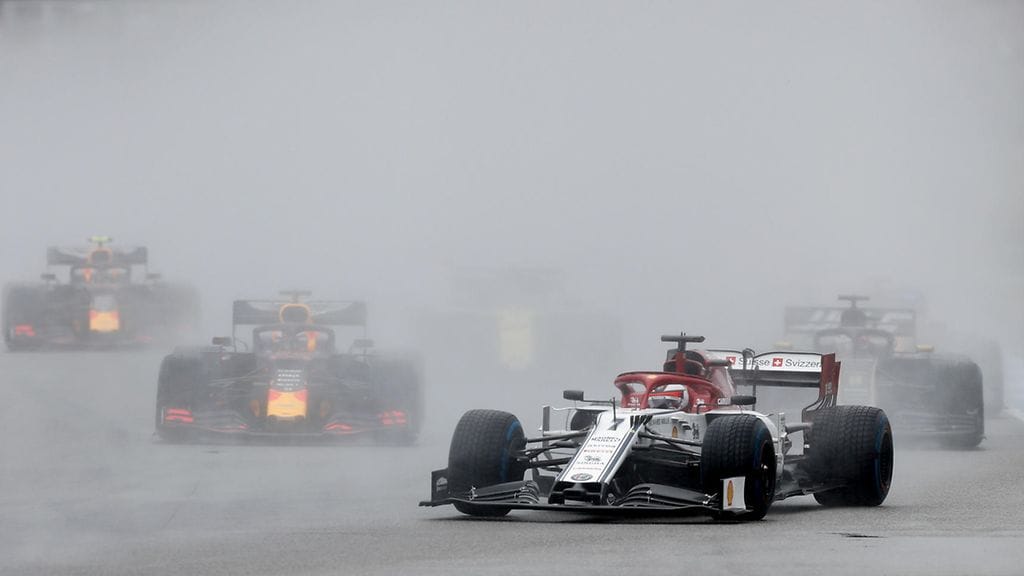 Kimi Räikkönen ohitti molemmat Red Bullit Saksan GP:n startissa.