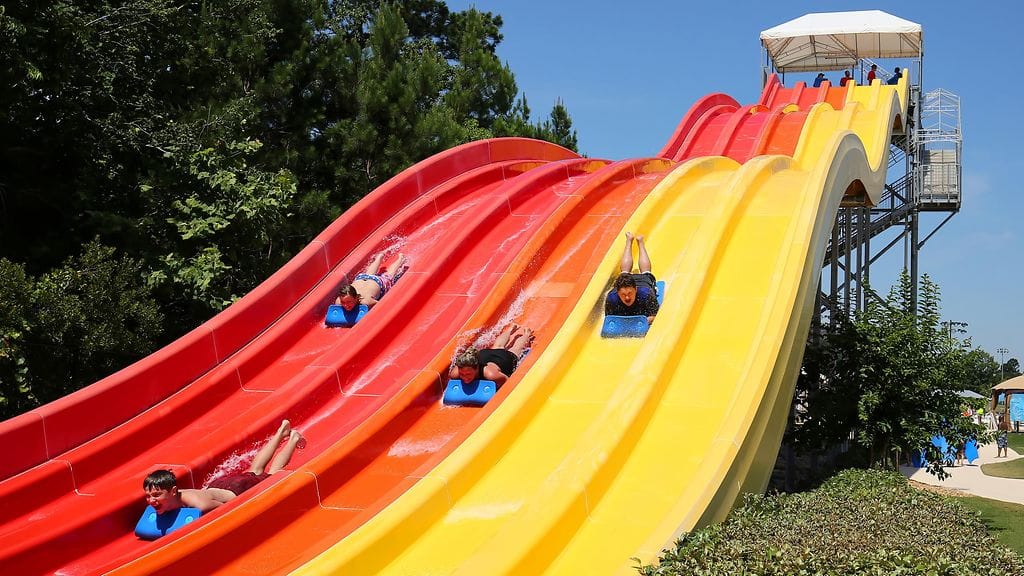 Onnettomuudet ovat sattuneet vastaavanlaisessa liukumäessä kuin kuvassa. Kuvituskuva.