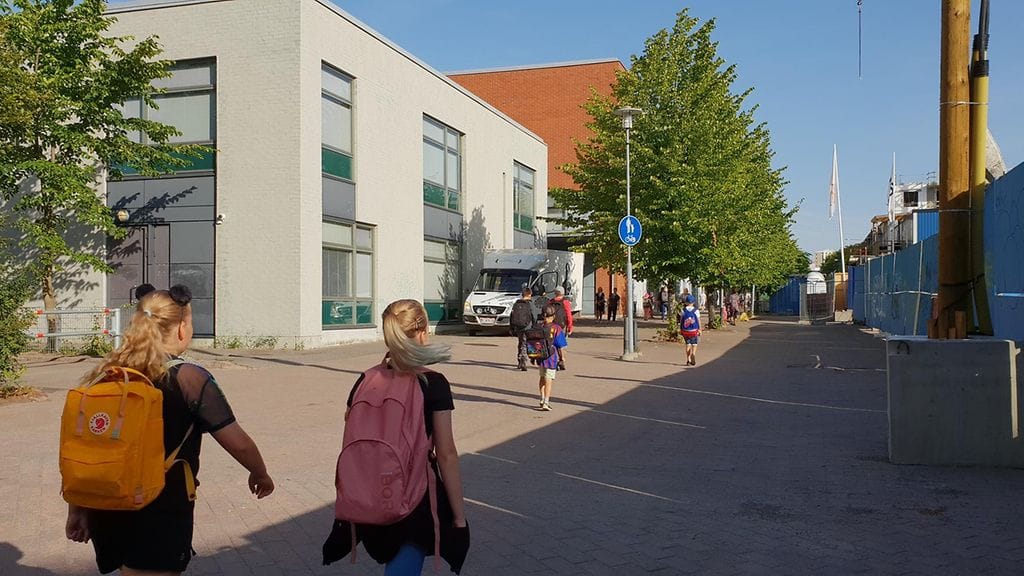 Pienet ja isot koulaiset palasivat koulun penkille Herttoniemenrannassa viime vuonna. Pyörällä tai kävellen kouluun kulkeminen edistää terveyden lisäksi myös koulumenestystä.