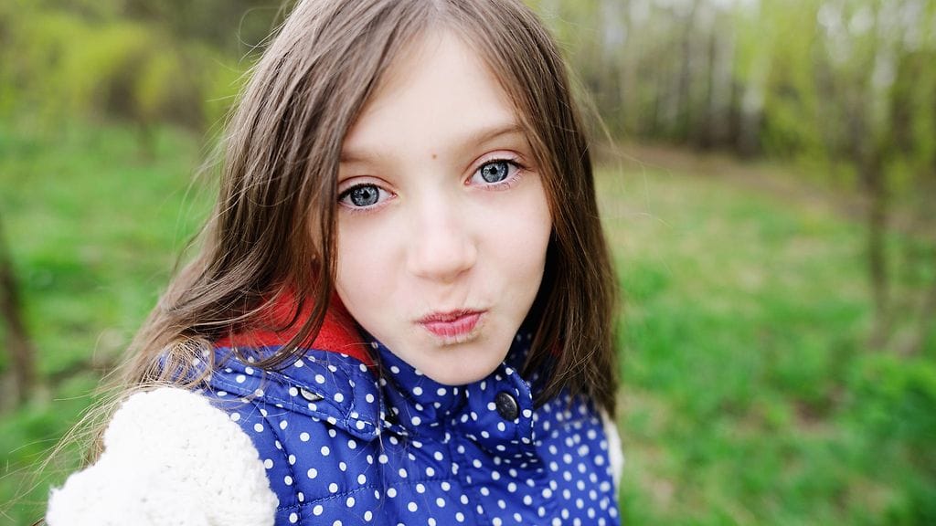 Amerikkalaistytön äiti pelästyi tajutessaan kuvassa poseeraavan tyttärensä vieressä käärmeen. Kuvituskuva.