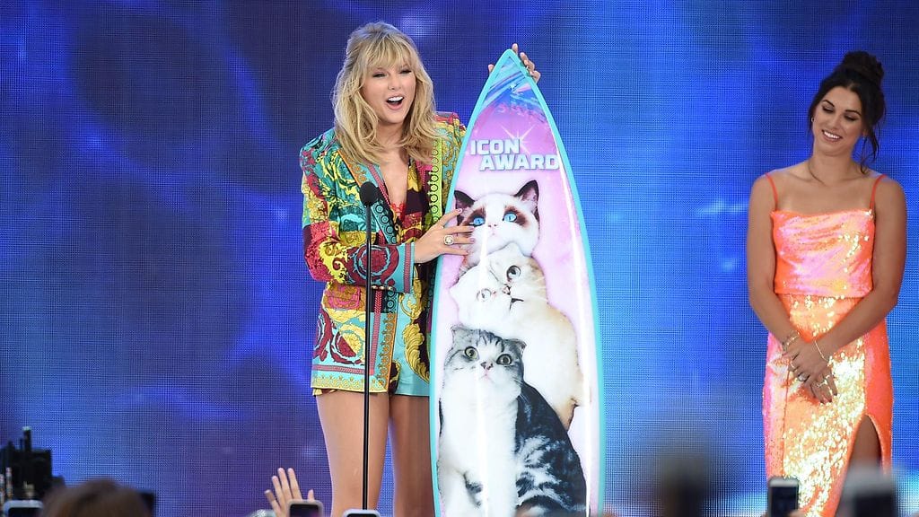 Alex Morgan (oik.) jakoi Taylor Swiftille Vuoden ikoni -palkinnon.