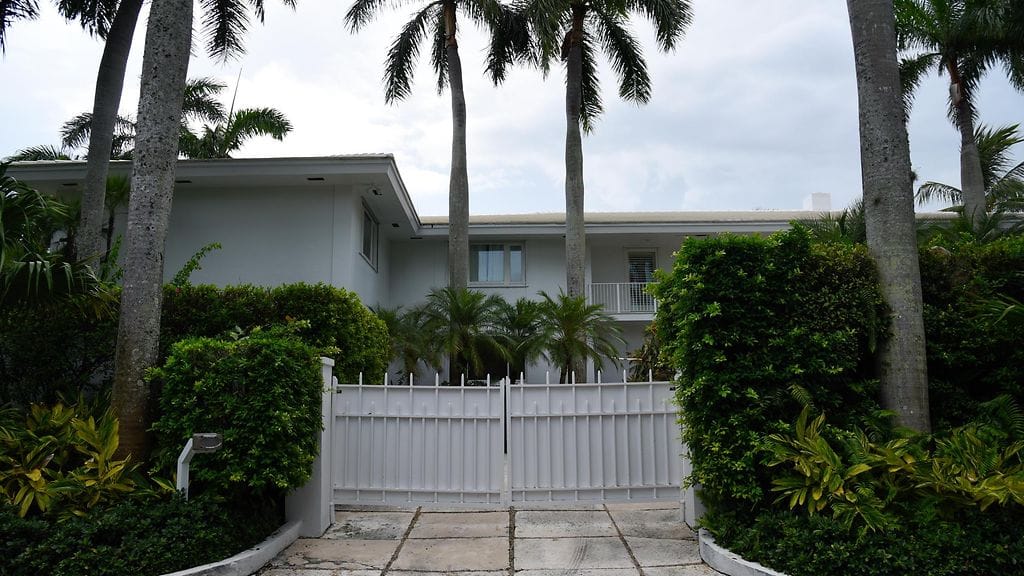 Jeffrey Epsteinin kiinteistö Floridassa. Epsteiniä seksuaalirikoksista syyttänyt nainen sanoo, että ranskalainen entinen mallitoimiston johtaja välitti Epsteinille tyttöjä Euroopasta.