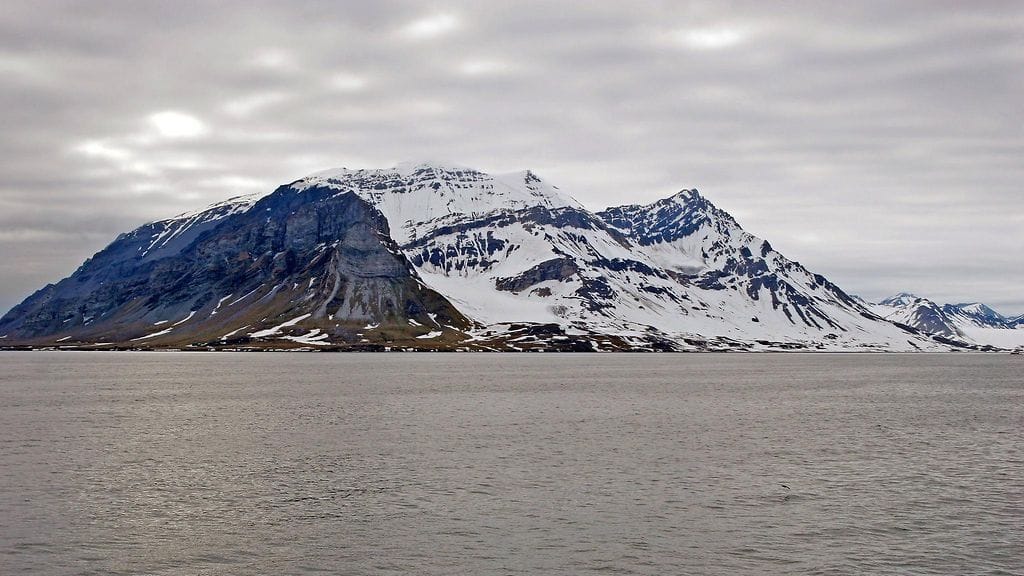 Tutkimuksessa analysoitiin Huippuvuorilta peräisin olevaa lunta. Lumesta löydettiin yllättävä määrä mikromuovia.