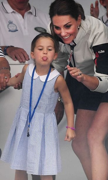 Prinsessa Charlotte näyttää kieltä