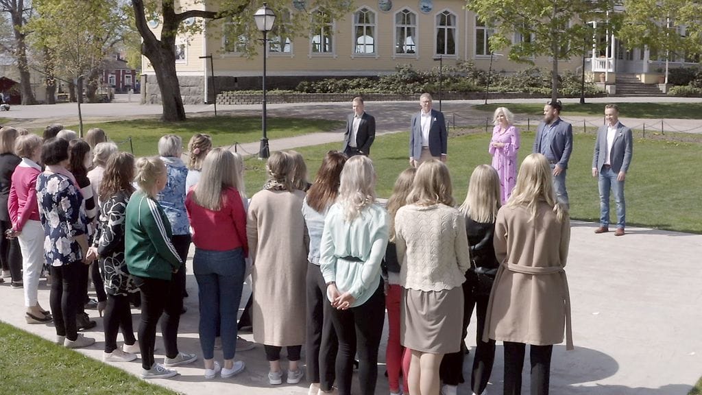 Ensimmäinen vilkaisu treffikumppaneiden kesken on tunnelmaltaan odottava.