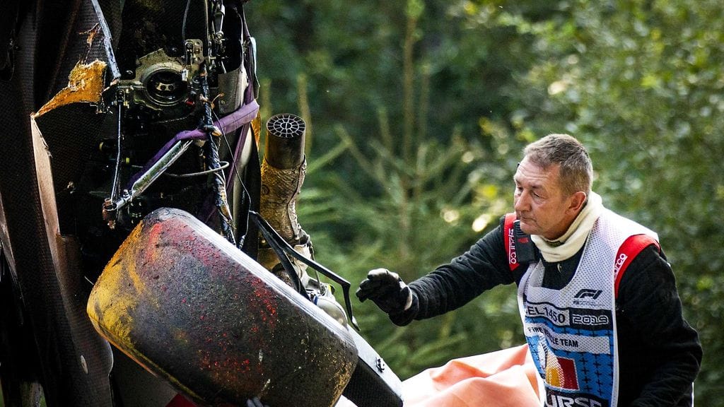 Romuttuneita F2-autoja siirrellään Belgian Spassa onnettomuuden jälkeen.