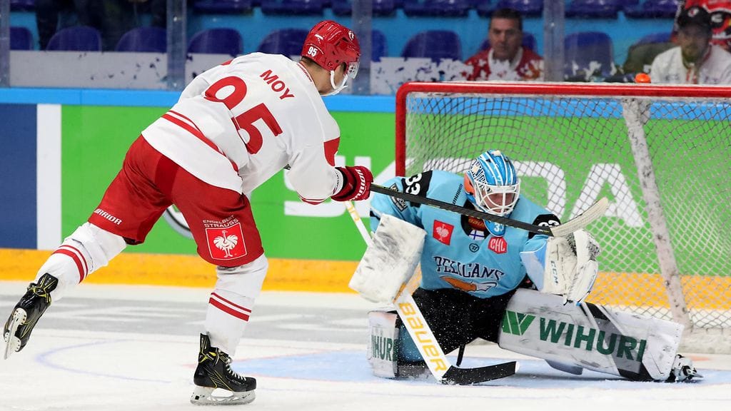 Lausannen Tyler Moy ohittaa Pelicansin Tomi Karhusen voittomaalikilpailussa.