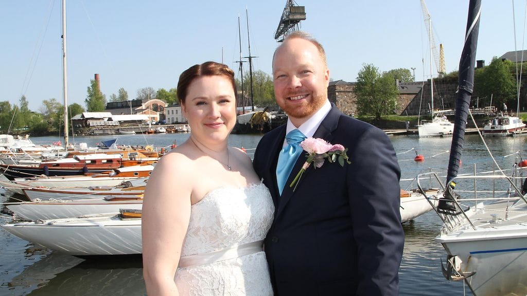 Ville ja Anniina menivät vuosi sitten naimisiin Suomenlinnassa. Pari juhli samassa paikassa myös ensimmäistä hääpäiväänsä.