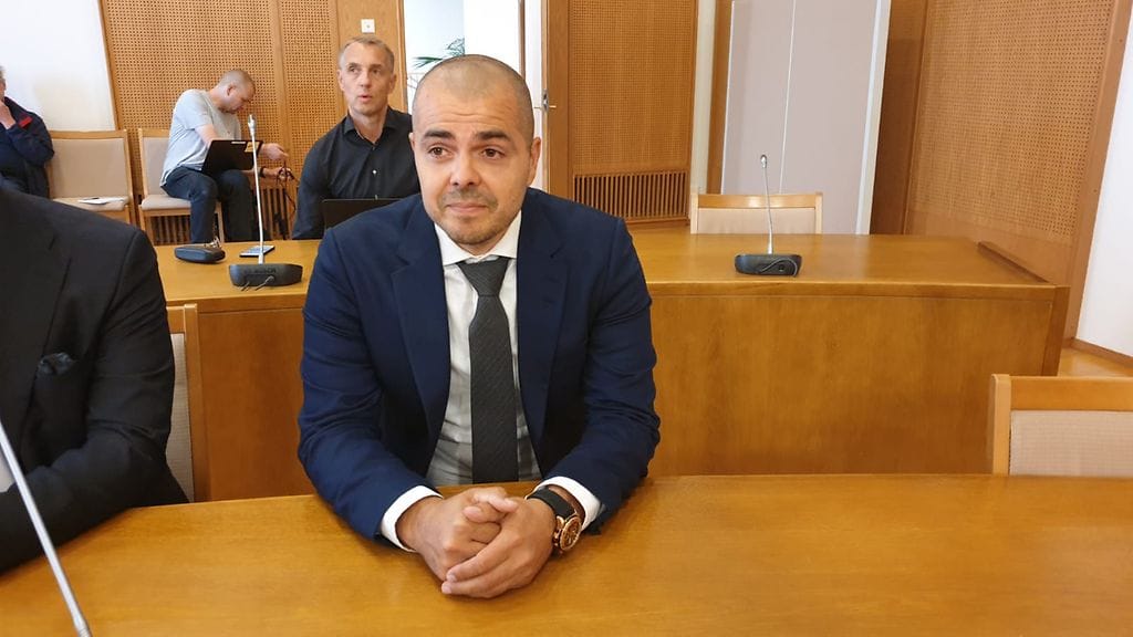 Syytettynä on yhdistyksen keulahahmona toiminut nykyinen kansanedustaja Ari Koponen ja kaksi yhdistyksen hallituksen jäsentä.