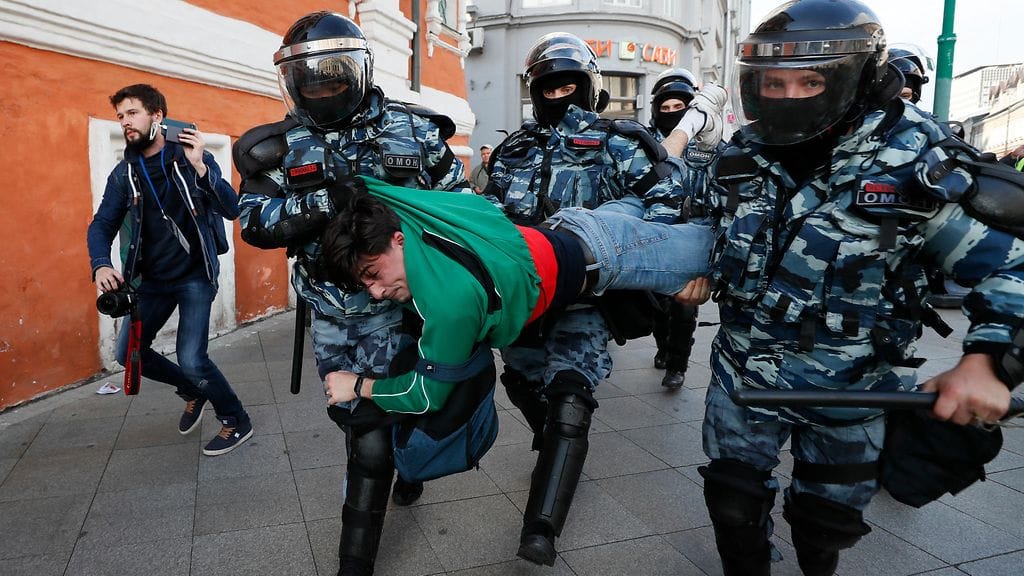 Mielenosoittaja pidätettiin Moskovassa elokuussa.