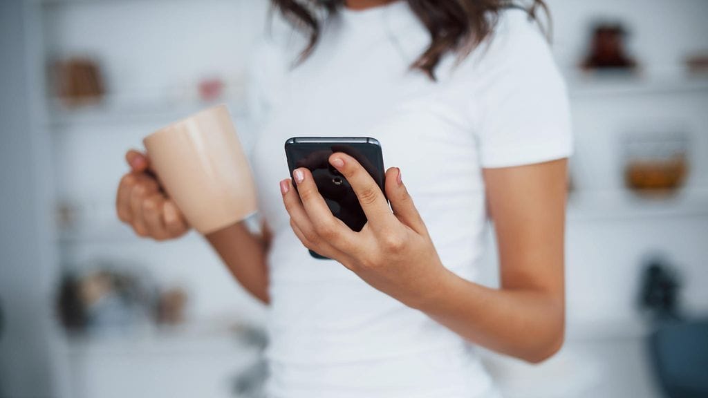 Äidin kuoltua Karolina latasi jokaisen äitinsä ottaman kuvan talteen. Kuvituskuva.